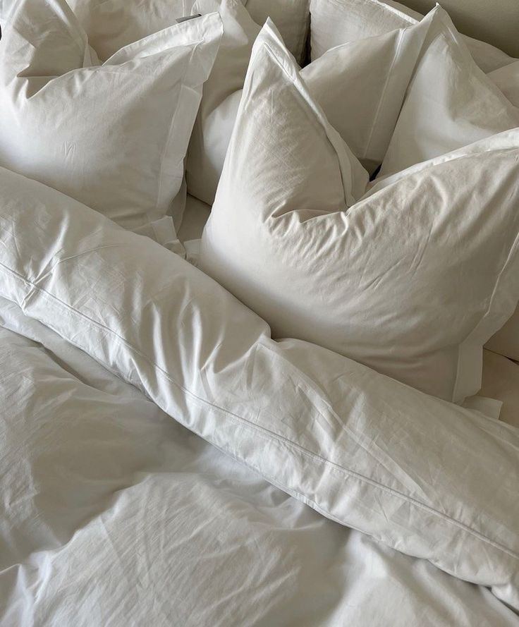 Almohadas y edredón blancos de algodón