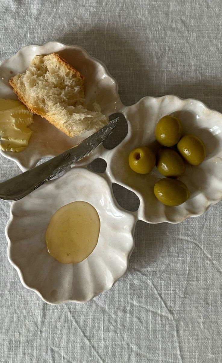 Pan, aceitunas y miel en cerámica de concha
